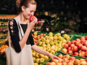 Konsumentin im Supermarkt